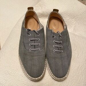 Clark’s 9.5 classic women’s lace up Black print design Gray laces almond toe